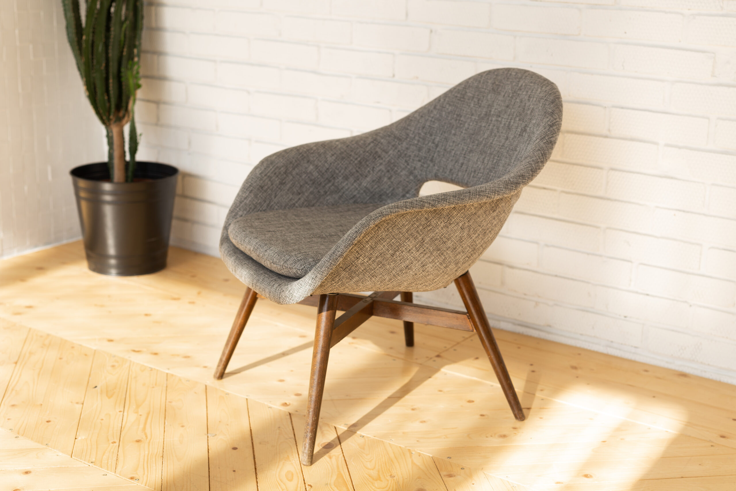 contact-chair-original-scaled.jpg